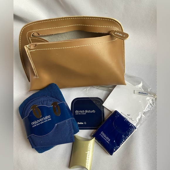 Delta Airlines Business Class Amenity bag - Picture 4 of 4
